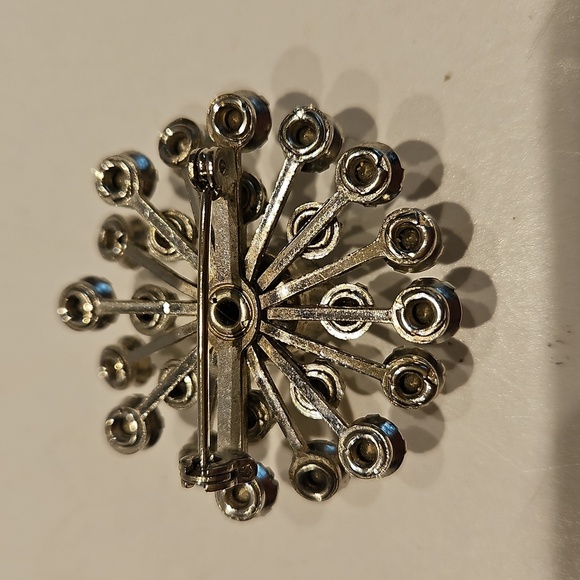 Vintage Brilliant Rhinestone & Silvertone Brooch - Picture 4 of 4